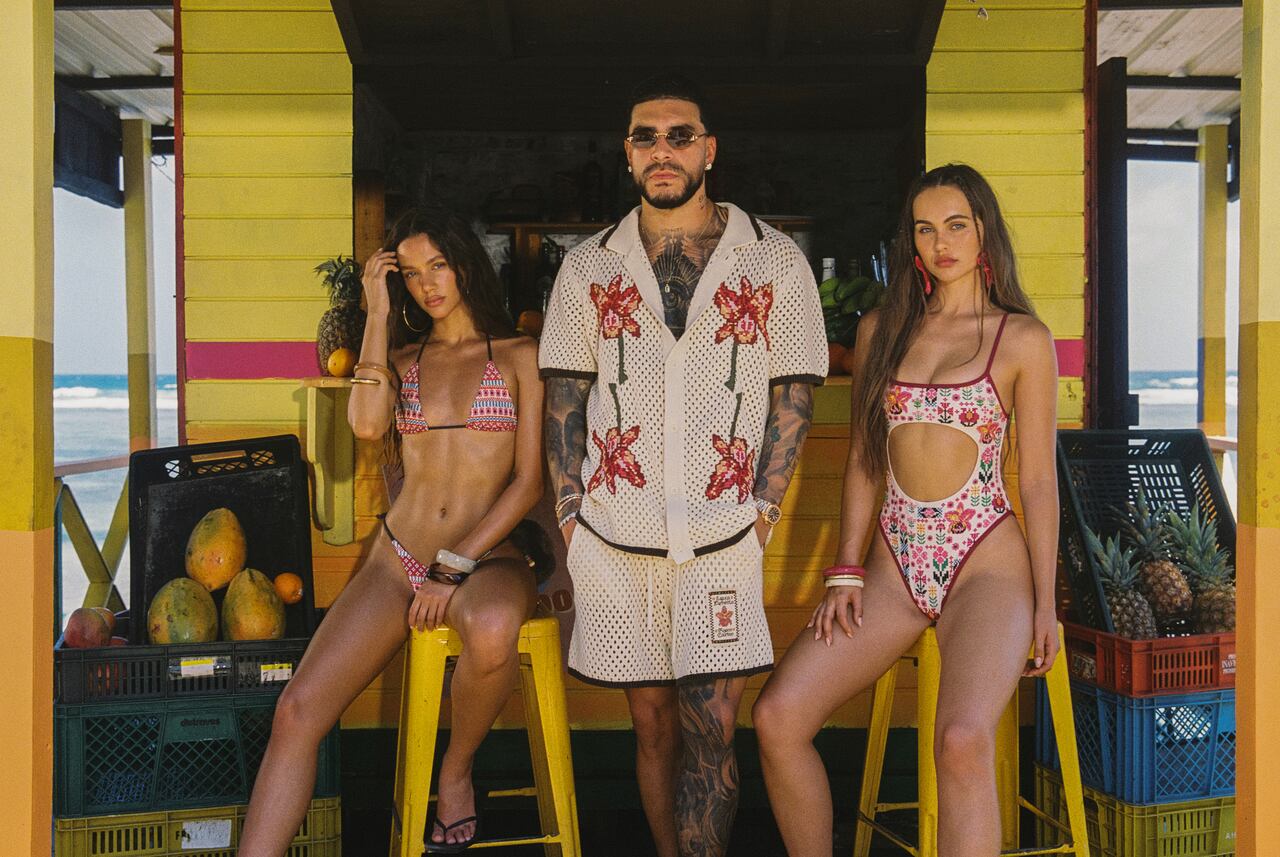 Ryan Castro no es ajeno al mundo de la moda. Su primera incursión fue con el lanzamiento de su línea de ropa Ghetto Med. Este 2026 incursiona con una nueva colaboracion con Agua Bendita y su colección Awaa.