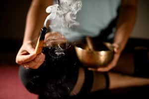 Meditar en un lugar tranquilo y prendiendo inciensos o palo santo puede ayudarle a conectar mejor en este ritual.