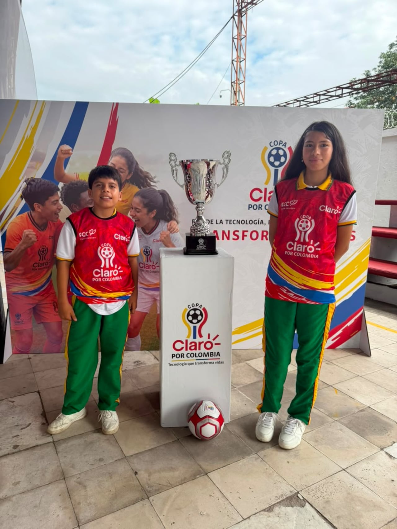 En el centro, el trofeo que se le entregará al campeón de la Copa Claro 2026.