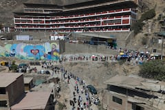 Los votantes hacen fila afuera de un colegio electoral durante las elecciones generales en Lima, Perú.