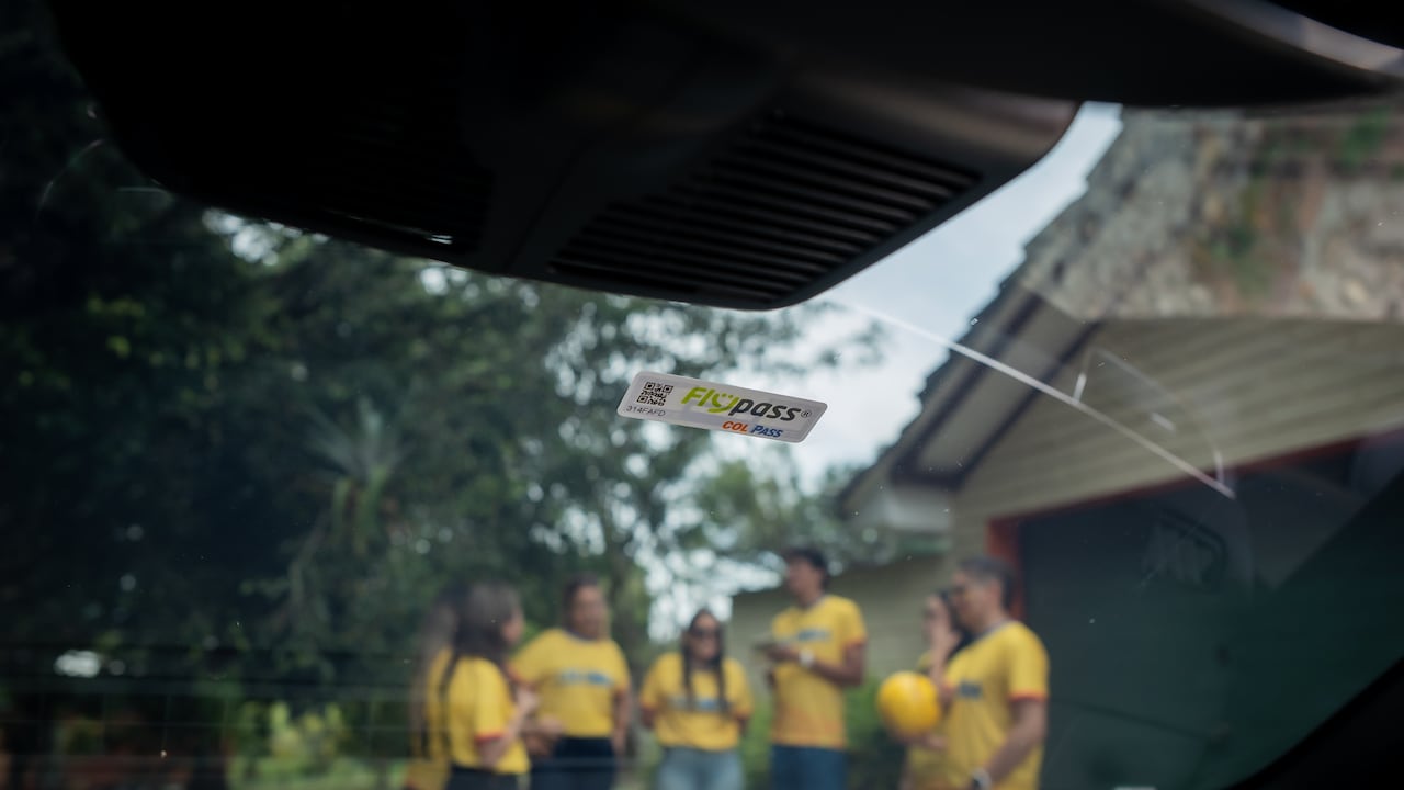 El tag de Flypass va ubicado en el parabrisas del vehículo y tiene cobertura en el 100 % de los peajes electrónicos del país.
