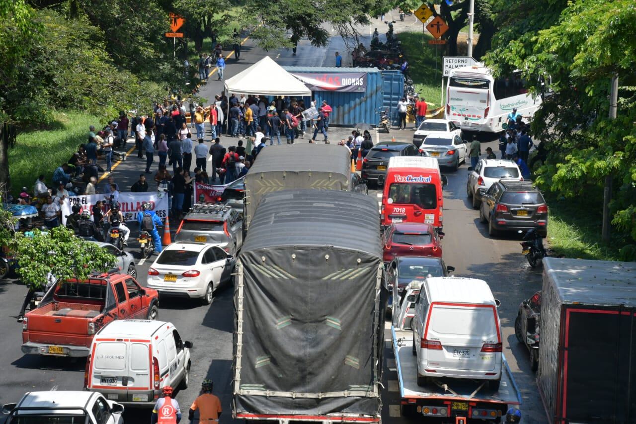 Bloqueo en la vía Palmira-Cali por protestas de habitantes de La Dolores.