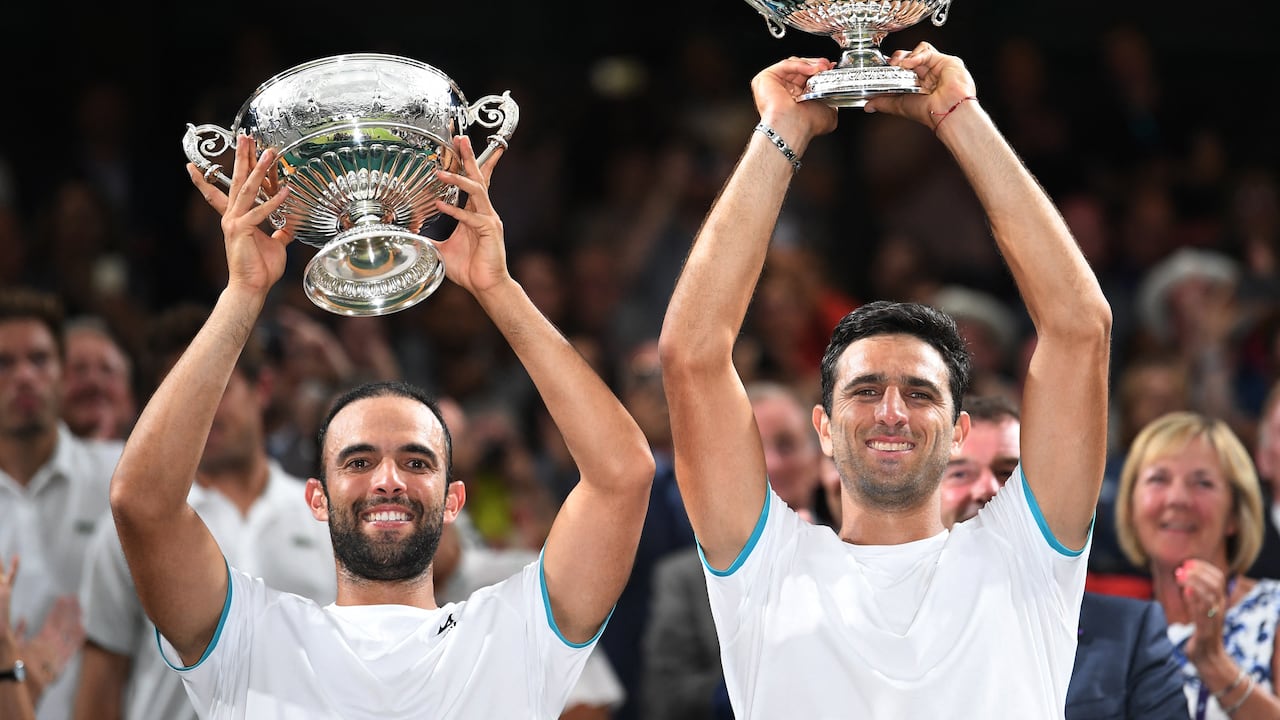 Juan Sebastián Cabal (izq.) y Robert Farah (der.) de Colombia posan con el trofeo después de vencer a Nicolas Mahut y Edouard Roger-Vasselin de Francia para ganar la final de dobles masculinos en el día doce del Campeonato de Wimbledon 2019 en el All England Lawn Tennis Club en Wimbledon, suroeste de Londres, el 13 de julio de 2019. (Foto de Ben STANSALL / AFP)
