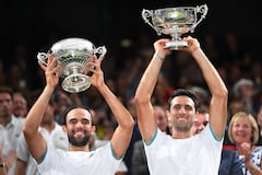 Juan Sebastián Cabal (izq.) y Robert Farah (der.) de Colombia posan con el trofeo después de vencer a Nicolas Mahut y Edouard Roger-Vasselin de Francia para ganar la final de dobles masculinos en el día doce del Campeonato de Wimbledon 2019 en el All England Lawn Tennis Club en Wimbledon, suroeste de Londres, el 13 de julio de 2019. (Foto de Ben STANSALL / AFP)