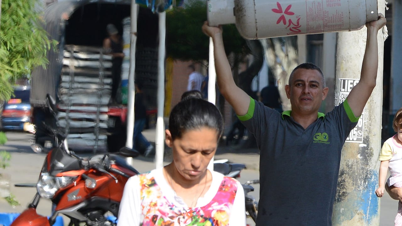 Cali: Se agudiza crisis en la entrega de pedidos de gas propano ante la alta demanda por falta de gas natural en Cali. Restaurantes y amas de casa abocados a cocinar con leña y carbón en las afuera de las residencias y comederos. Foto José L Guzmán. El País. Mayo 24-23