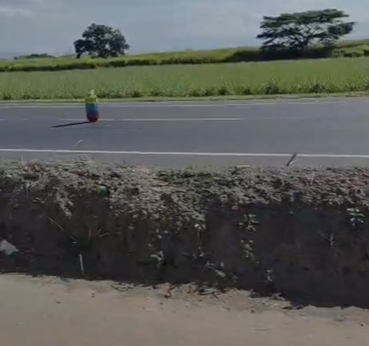 La fuerza pública busca retirar o destruir este cilindro, el cual fue también pintado con los colores de la bandera de Colombia.