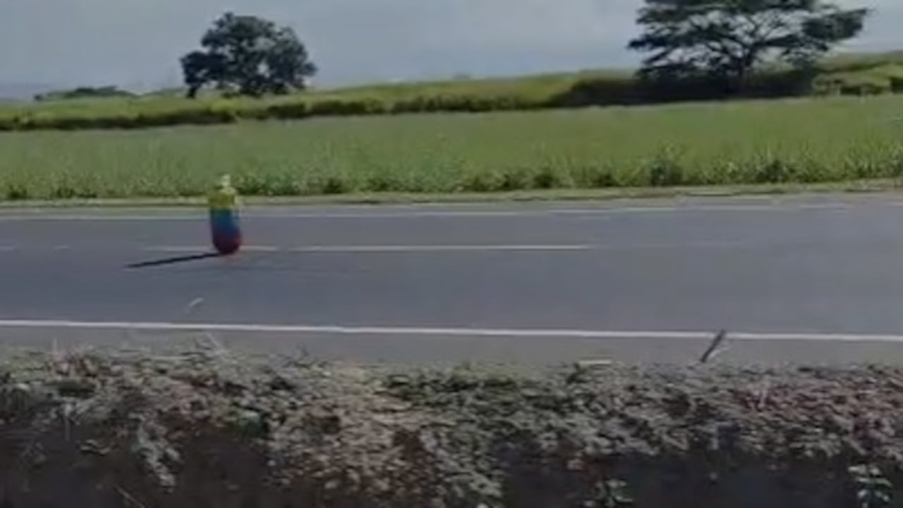 La fuerza pública busca retirar o destruir este cilindro, el cual fue también pintado con los colores de la bandera de Colombia.