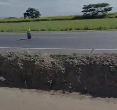 La fuerza pública busca retirar o destruir este cilindro, el cual fue también pintado con los colores de la bandera de Colombia.