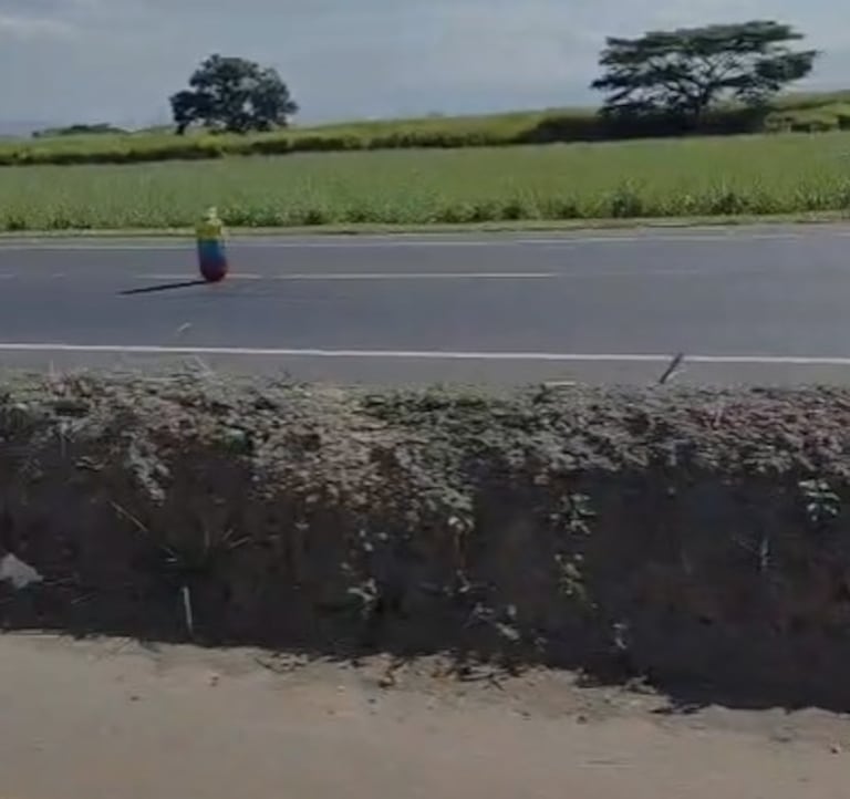 La fuerza pública busca retirar o destruir este cilindro, el cual fue también pintado con los colores de la bandera de Colombia.