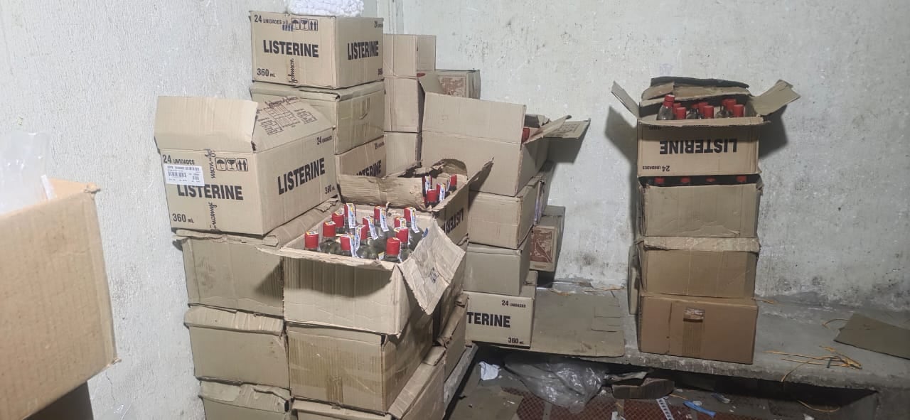 En una vivienda del barrio Alfonso López se realizaba el procesamiento y almacenamiento de este licor falsificado.