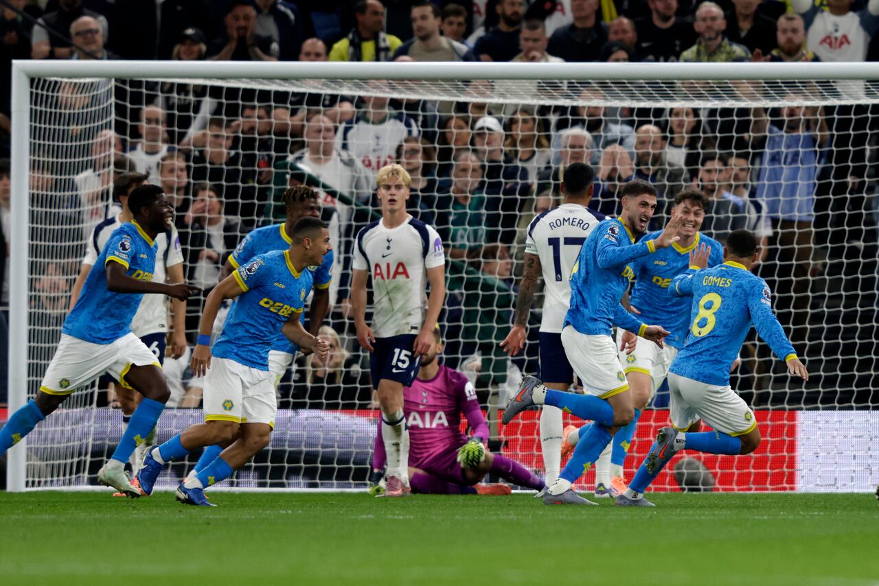 El defensa uruguayo #04 del Wolverhampton Wanderers, Santiago Bueno (3R), celebra el primer gol del equipo durante el partido de la Premier League inglesa entre el Tottenham Hotspur y el Wolverhampton Wanderers en el Tottenham Hotspur Stadium en Londres, el 27 de septiembre de 2025. (Foto de Ian Kington / AFP)