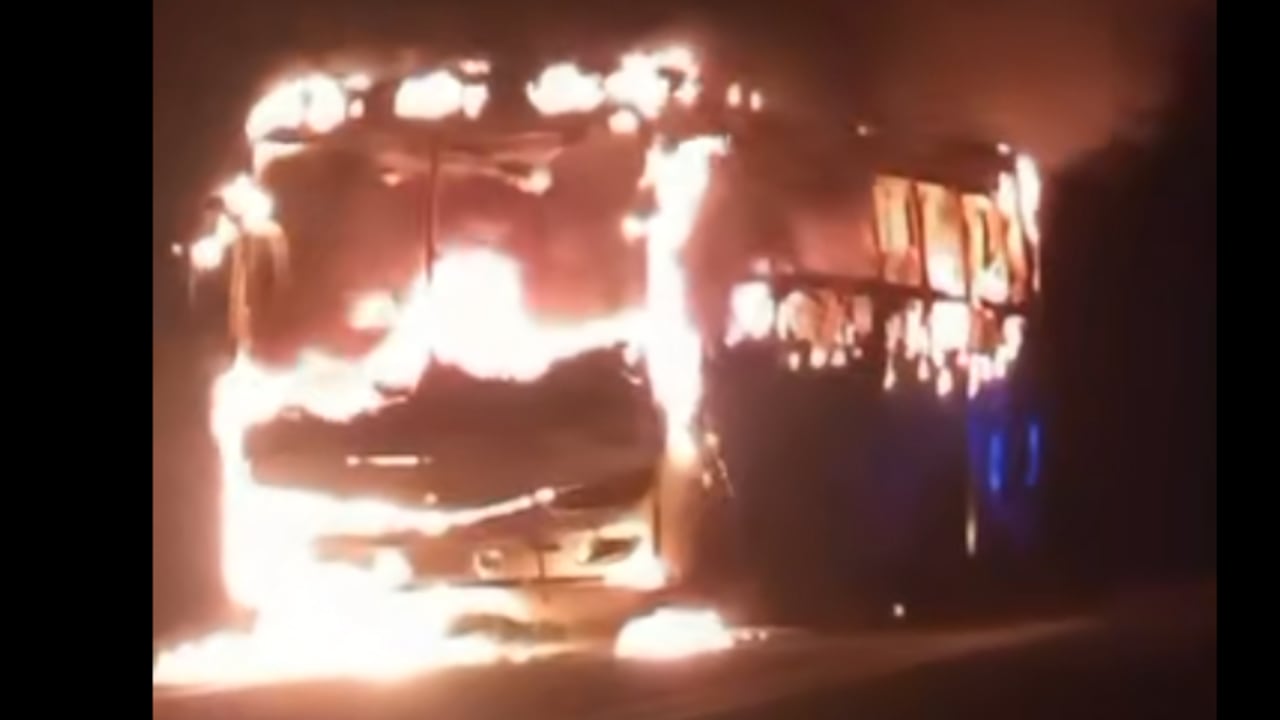 Imagen del bus que transportaba hinchas del Junior de Barranquilla y que terminó incinerado en las primeras horas de este jueves.