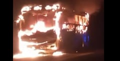 Imagen del bus que transportaba hinchas del Junior de Barranquilla y que terminó incinerado en las primeras horas de este jueves.