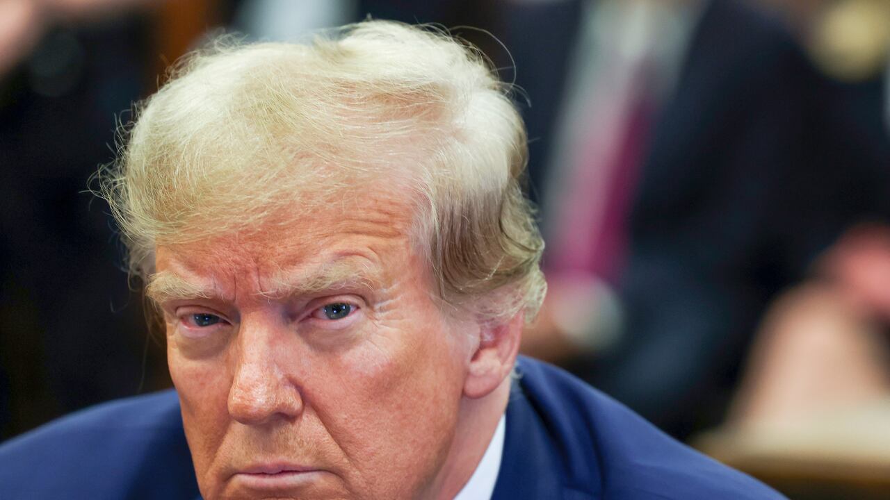 ARCHIVO - El expresidente de EEUU Donald Trump asiste a los argumentos de cierre en el juicio por fraude civil contra la Organización Trump en la Corte Suprema del estado de Nueva York en Manhattan, el 11 de enero de 2024. (Shannon Stapleton/Pool Photo vía AP, Archivo)