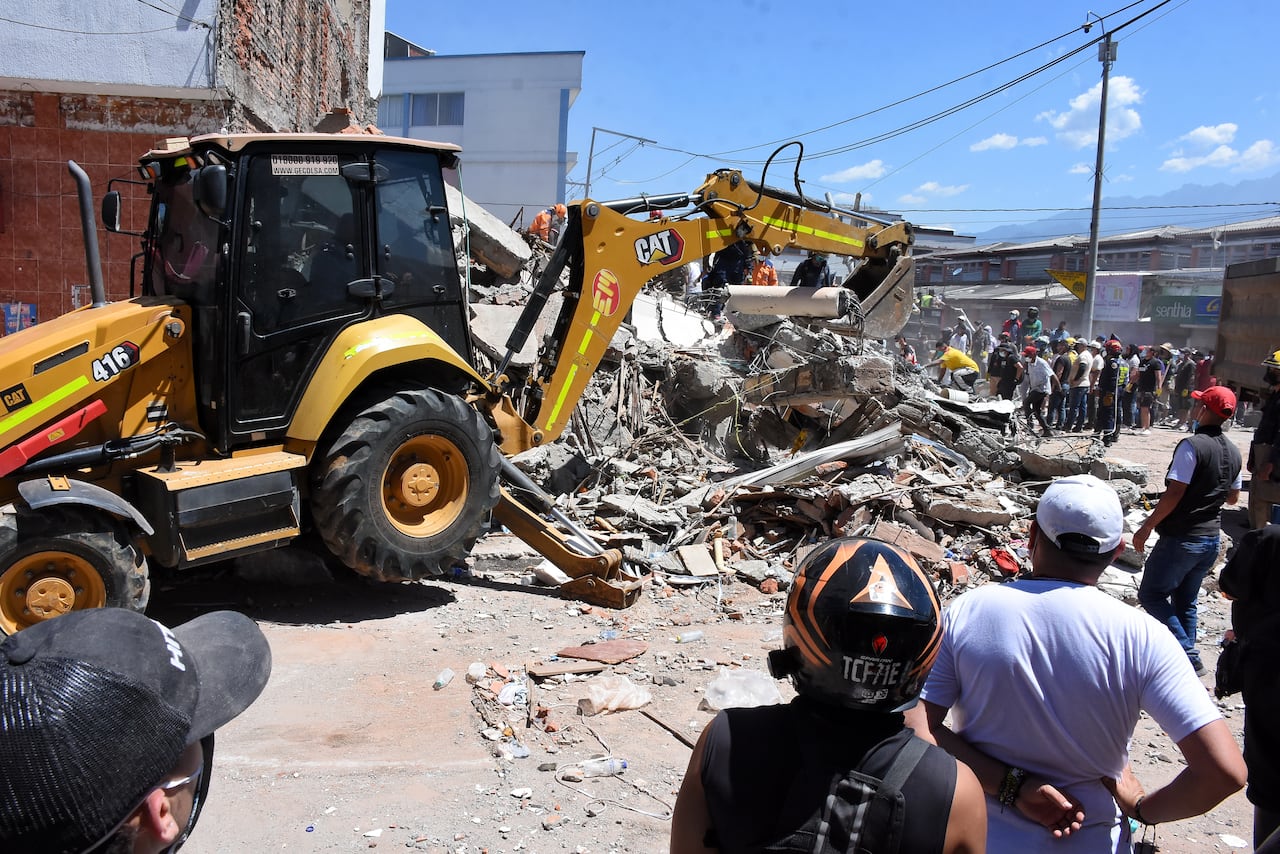 Terremoto en Cali, Colapso de infraestructura en diferentes lugares de la ciudad. Clínica de Colores, DESA, Galería Alameda, Edificaciones sobre la avenida roosvelt y al frente del coliseo de Hockey Miguel Calero.