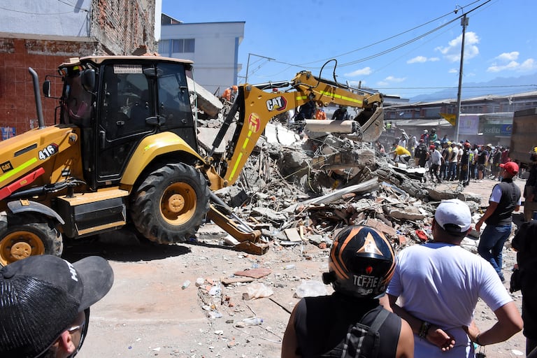 Terremoto en Cali, Colapso de infraestructura en diferentes lugares de la ciudad. Clínica de Colores, DESA, Galería Alameda, Edificaciones sobre la avenida roosvelt y al frente del coliseo de Hockey Miguel Calero.