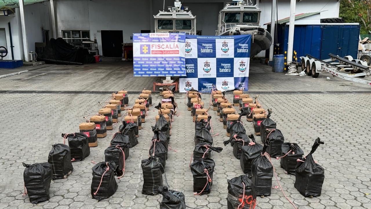 Según la Armada Nacional, la lancha en que transportaban los 1.344 kilogramos de clorhidrato de cocaína se estaba movilizando a una alta velocidad por las aguas del Pacífico, en cercanías al puerto del municipio de Tumaco.