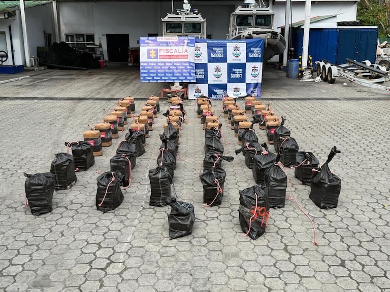 Según la Armada Nacional, la lancha en que transportaban los 1.344 kilogramos de clorhidrato de cocaína se estaba movilizando a una alta velocidad por las aguas del Pacífico, en cercanías al puerto del municipio de Tumaco.