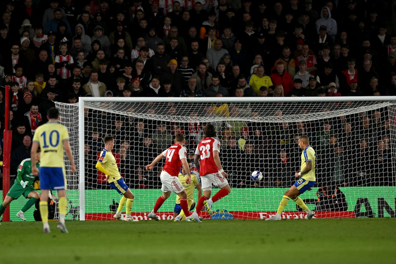 El delantero sueco del Arsenal, Viktor Gyokeres, número 14, anota el primer gol de su equipo durante el partido de cuartos de final de la FA Cup inglesa entre el Southampton y el Arsenal en el estadio St Mary's de Southampton, al sur de Inglaterra, el 4 de abril de 2026. (Foto de Glyn KIRK / AFP)