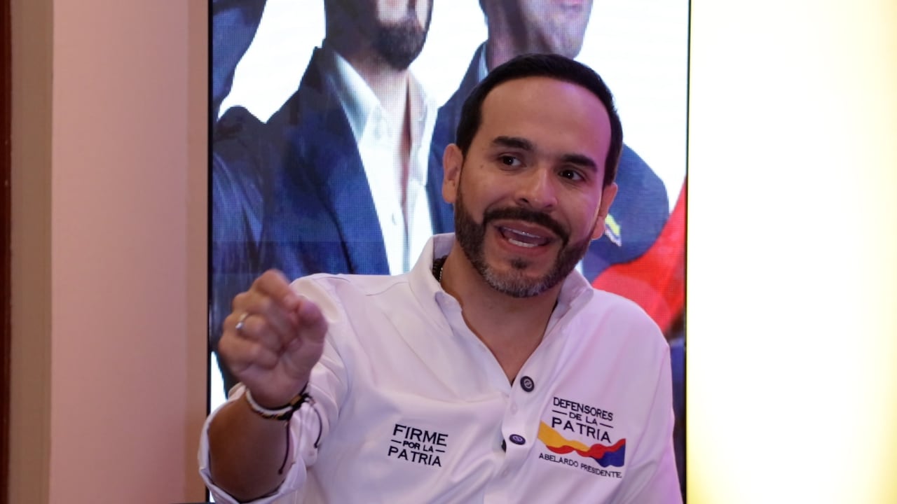 Abelardo de la Espriella lla candidato presidencial en entrevista con Vicky Perea directora del país