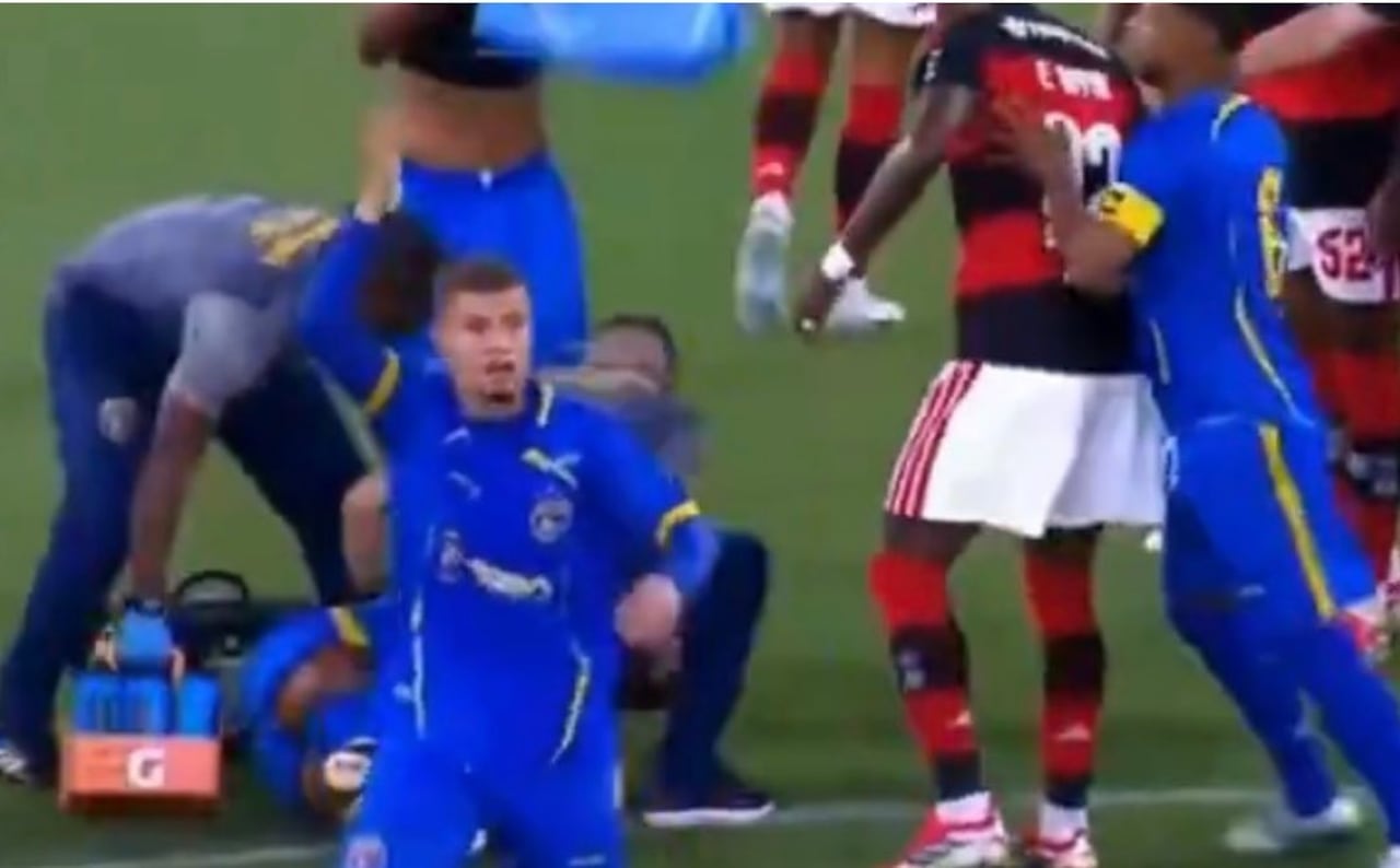 Momento en el que Alexandre Souza, jugador de Sampaio Correa, es atendido por los médicos durante el partido contra Flamengo.