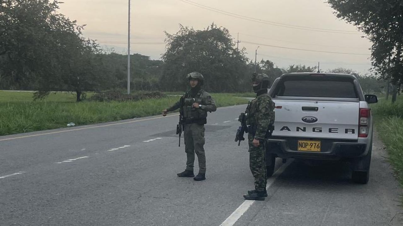 Los integrantes del Ejército apoyan a los policías a la hora de adelantar controles en los barrios y vías de acceso al municipio de Puerto Tejada, Cauca.