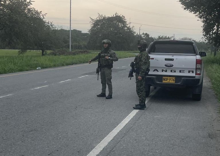 Los integrantes del Ejército apoyan a los policías a la hora de adelantar controles en los barrios y vías de acceso al municipio de Puerto Tejada, Cauca.