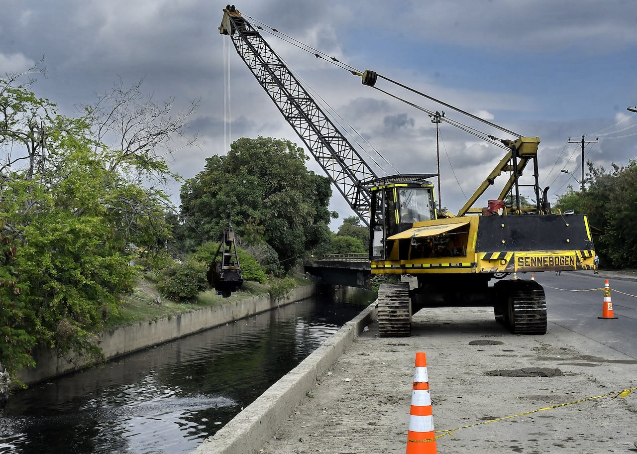 Las Empresas Municipales de Cali, continúan en la labor de limpiar el canal de aguas lluvias del sector ubicado en la avenida ciudad de Cali que comprende con la petar de Cañaveralejo. Y así prevenir el taponamiento por basuras cuando llegue la temporada de lluvias en Cali. Fotos Raúl Palacios / El pais.