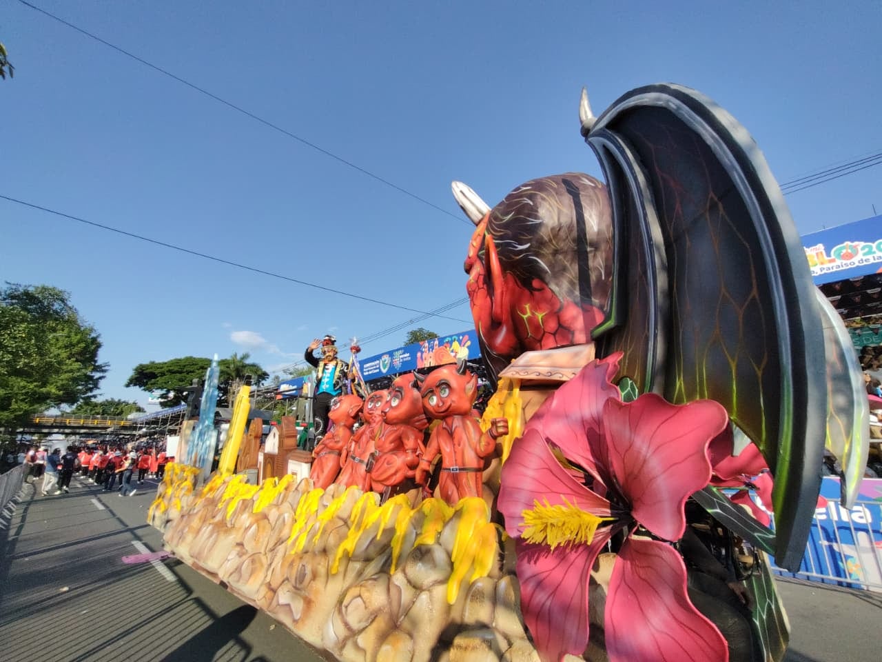 Las primeras comparsas del Carnaval de Cali Viejo llenan de color y música las calles de Cali, dando inicio al desfile.