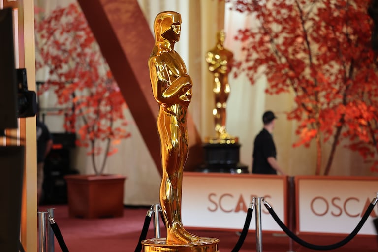 Estatuilla decorativa del Oscar en la alfombra roja