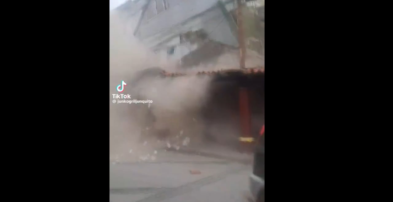 Vivienda se desploma en Venezuela ante terremoto.