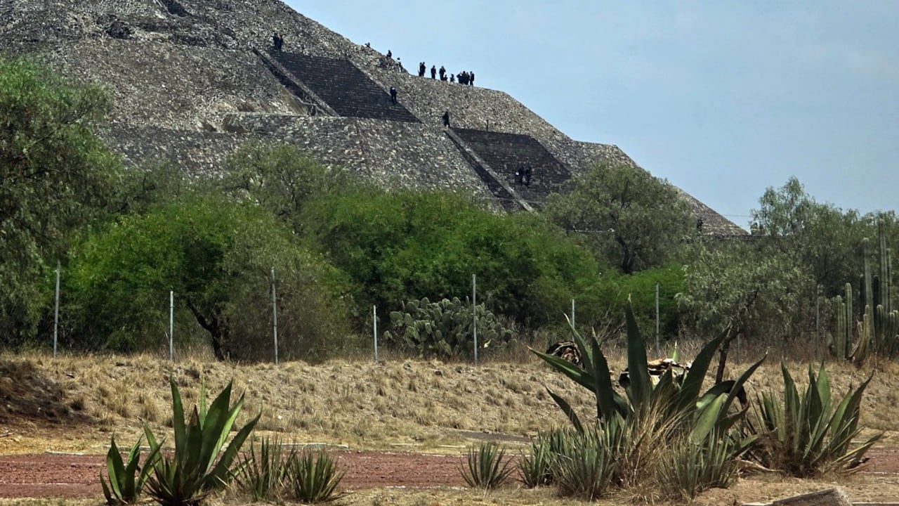 Agentes de policía trabajan en la Pirámide de la Luna en la zona arqueológica de Teotihuacán tras un tiroteo ocurrido en Teotihuacán, Estado de México, el 20 de abril de 2026.