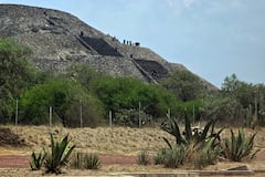 Agentes de policía trabajan en la Pirámide de la Luna en la zona arqueológica de Teotihuacán tras un tiroteo ocurrido en Teotihuacán, Estado de México, el 20 de abril de 2026.