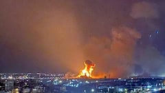 Columnas de humo negro se elevan sobre el Complejo Petroquímico Fajr, en Mahshahr, tras los ataques aéreos reportados este martes