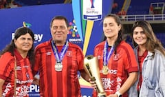 La familia Gómez lidera desde hace unos años el proyecto de América de Cali. Tulio Gómez es el máximo accionista y ahora su hija Marcela (posa con el trofeo) será la presidenta de la institución.