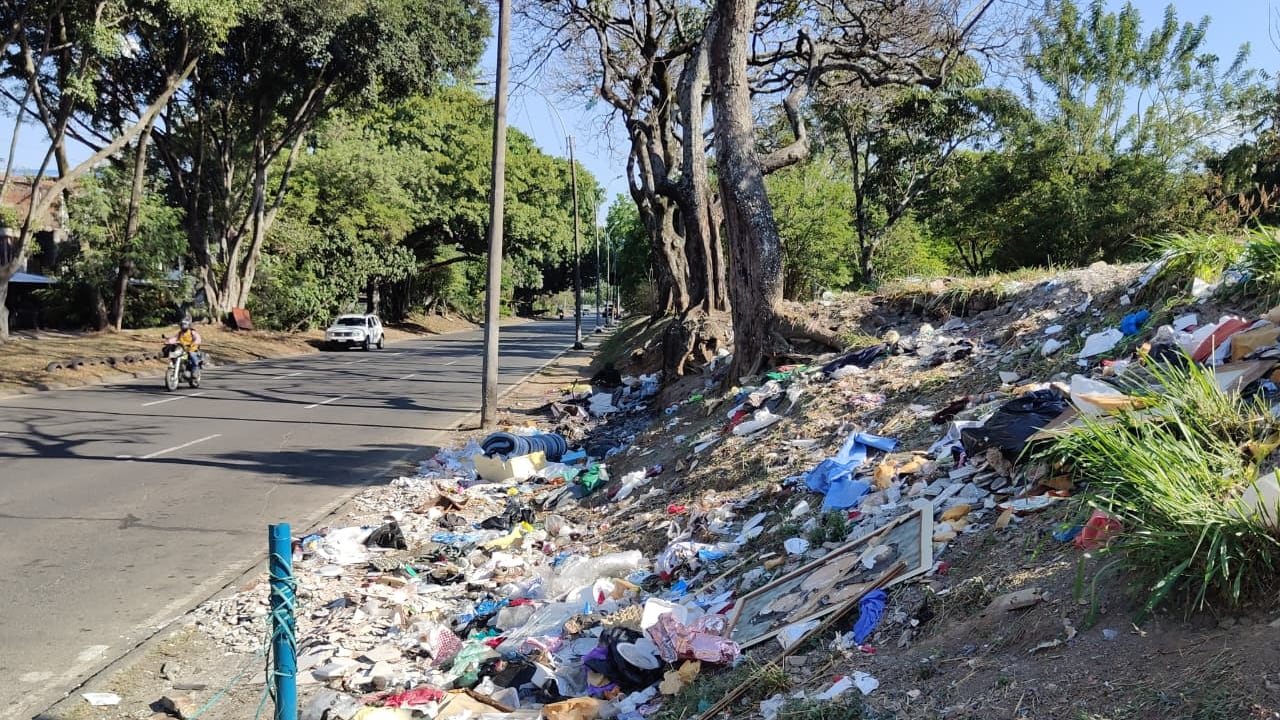 Quienes transitan por este corredor aseguran que cruzar el puente peatonal genera temor debido a las condiciones del lugar.