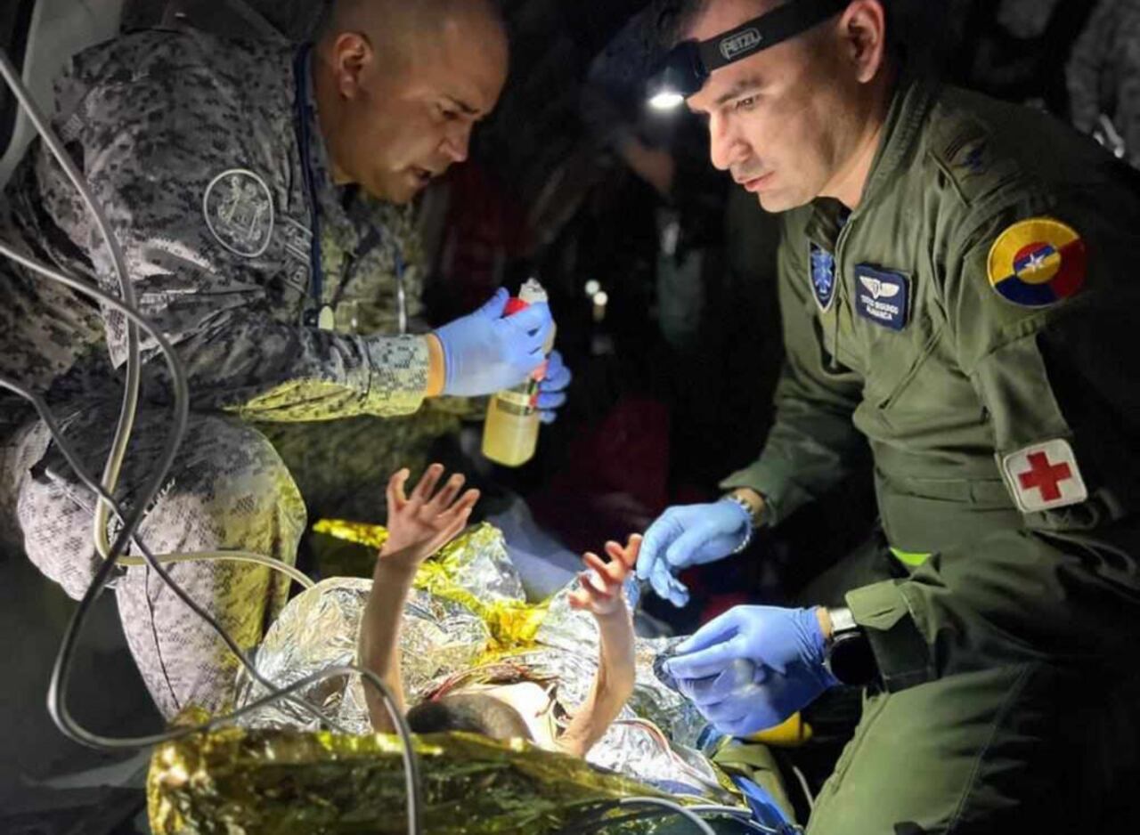 Miembros del Ejército Nacional le brindan atención a los menores de edad