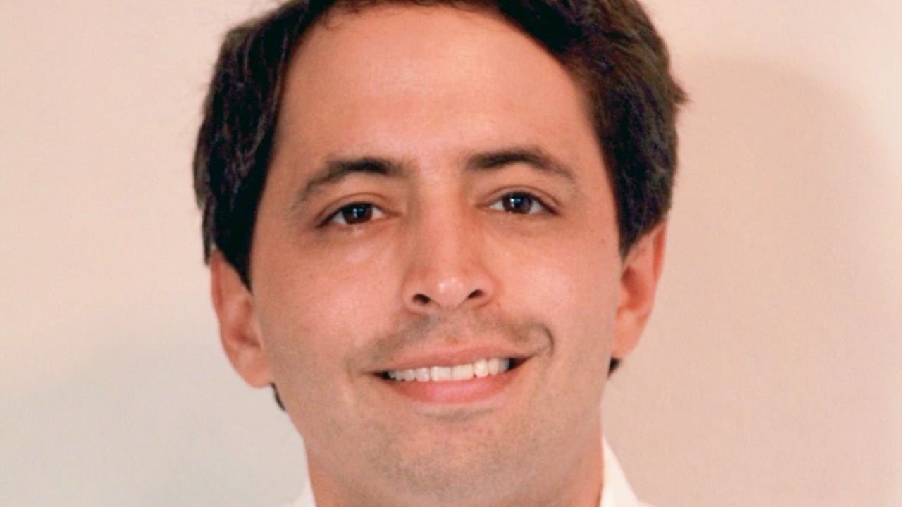 Hernando González Holguín es es caleño, estudió Ciencia Política en la Universidad de los Andes y lleva más de diez años trabajando en empresas de tecnología. Es fundador de Shake, una consultora de estrategia e innovación digital en Estados Unidos, y actualmente está en Madrid cursando un MBA en IE Business School.