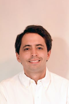 Hernando González Holguín es es caleño, estudió Ciencia Política en la Universidad de los Andes y lleva más de diez años trabajando en empresas de tecnología. Es fundador de Shake, una consultora de estrategia e innovación digital en Estados Unidos, y actualmente está en Madrid cursando un MBA en IE Business School.