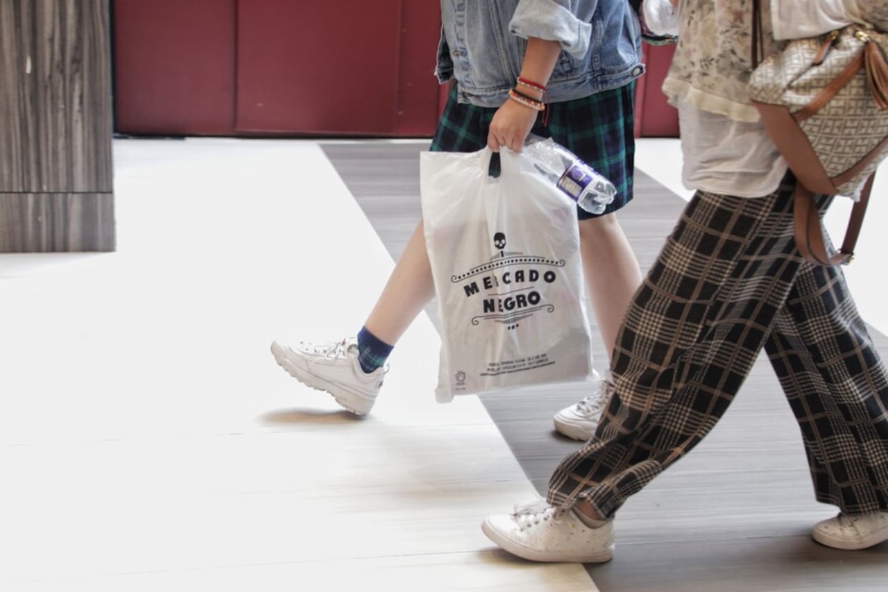 Las compras navideñas pueden llevar a los consumidores a gastar en exceso. Se requiere planificación para no sobre endeudarse.