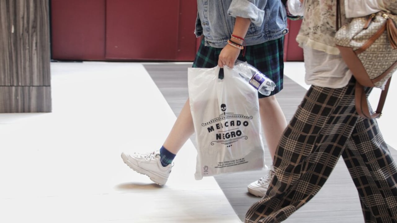 Las compras navideñas pueden llevar a los consumidores a gastar en exceso. Se requiere planificación para no sobre endeudarse.