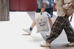 Las compras navideñas pueden llevar a los consumidores a gastar en exceso. Se requiere planificación para no sobre endeudarse.