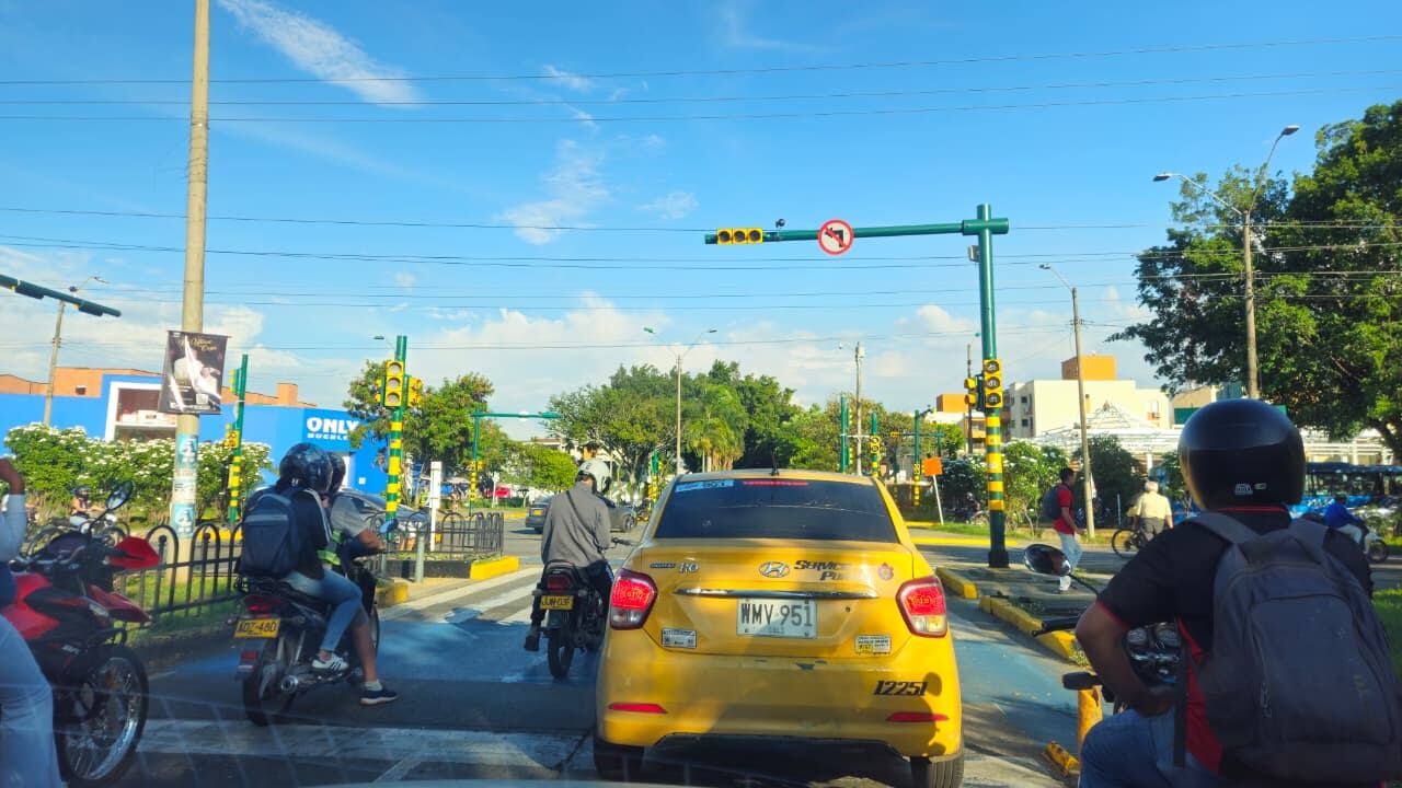 En horas pico, el cruce se convierte en un punto de riesgo pese a la presencia de los guardas de tránsito.