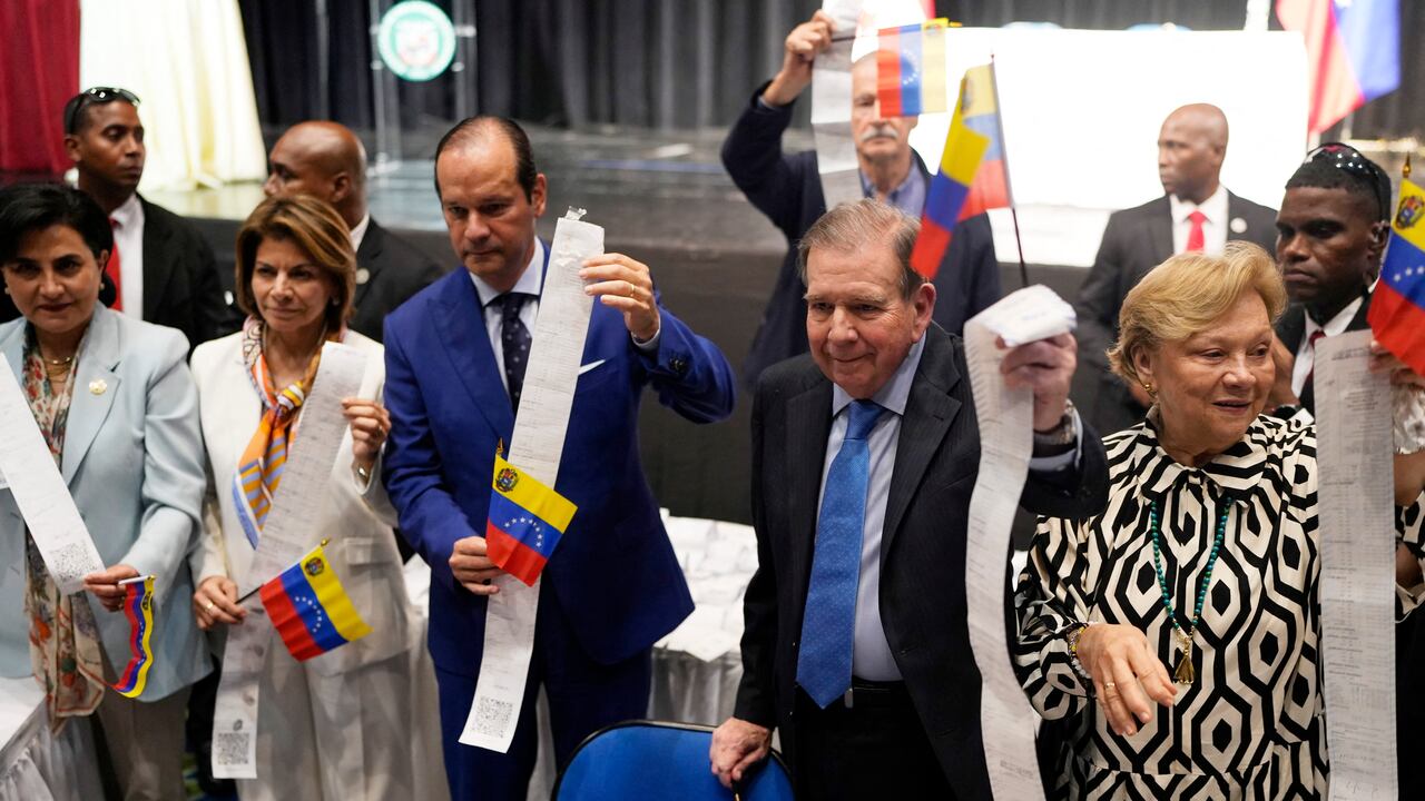El líder de la oposición venezolana Edmundo González Urrutia (2do-R) y el Ministro de Relaciones Exteriores panameño Javier Martínez Acha (3ro-L) muestran los registros de votación durante el Acto de Reafirmación de la Democracia con Venezuela en el centro de convenciones Atlapa en la Ciudad de Panamá el 8 de enero de 2025.