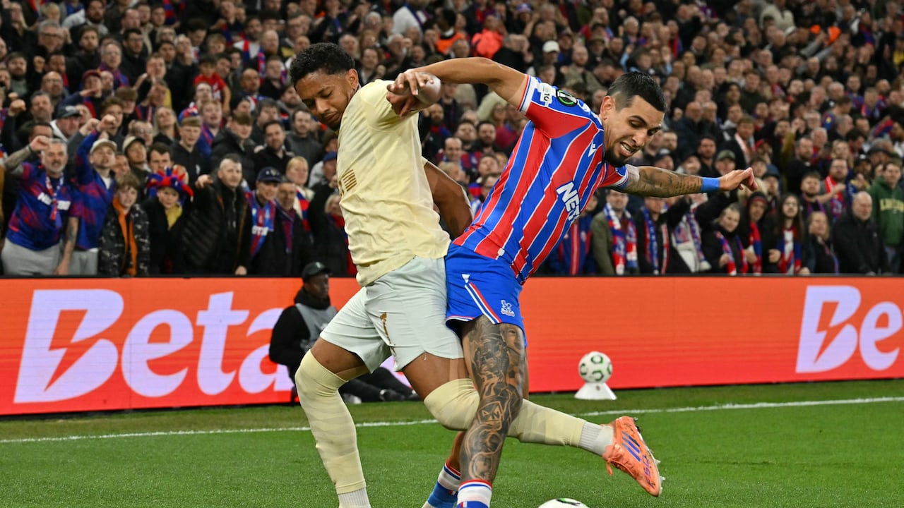 El delantero brasileño del Shakhtar Donetsk, Eguinaldo (izq.), disputa el balón con el defensa colombiano del Crystal Palace, Daniel Muñoz (izq.), durante el partido de vuelta de las semifinales de la Conferencia UEFA entre el Crystal Palace y el Shakhtar Donetsk en Selhurst Park, Londres, el 7 de mayo de 2026. (Foto de Glyn KIRK / AFP)