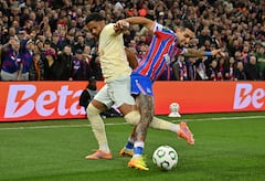 El delantero brasileño del Shakhtar Donetsk, Eguinaldo (izq.), disputa el balón con el defensa colombiano del Crystal Palace, Daniel Muñoz (izq.), durante el partido de vuelta de las semifinales de la Conferencia UEFA entre el Crystal Palace y el Shakhtar Donetsk en Selhurst Park, Londres, el 7 de mayo de 2026. (Foto de Glyn KIRK / AFP)