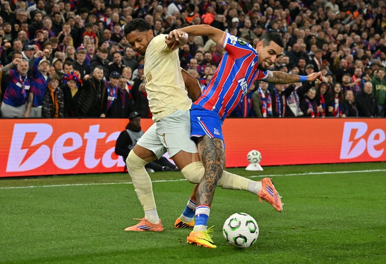 El delantero brasileño del Shakhtar Donetsk, Eguinaldo (izq.), disputa el balón con el defensa colombiano del Crystal Palace, Daniel Muñoz (izq.), durante el partido de vuelta de las semifinales de la Conferencia UEFA entre el Crystal Palace y el Shakhtar Donetsk en Selhurst Park, Londres, el 7 de mayo de 2026. (Foto de Glyn KIRK / AFP)
