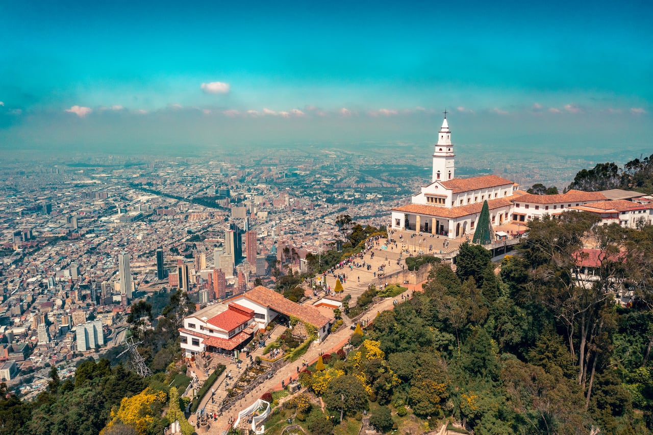 Panorámica de Monserrate y Bogotá.