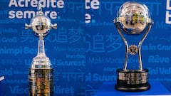 Imágenes de los trofeos de la Copa Libertadores y Sudamericana.