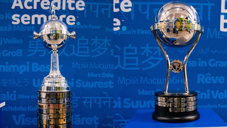 Imágenes de los trofeos de la Copa Libertadores y Sudamericana.